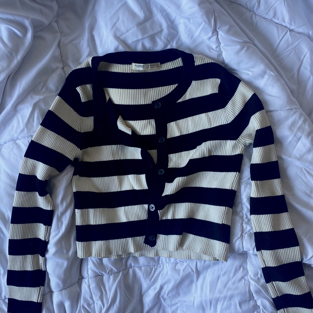 chandail manches longues à rayures noire et blanches